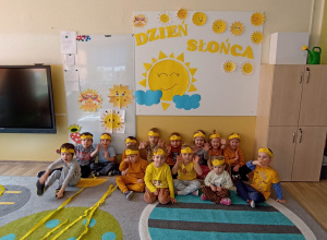 ,,THE YELLOW SONG"; DZIEŃ SŁOŃCA - Grupa VII