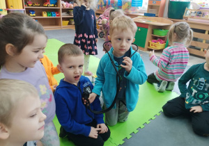 Dzieci słuchają bicia serduszka
