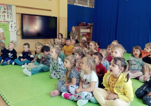 Przedszkolaki oglądają bajkę w wykonaniu aktorów.