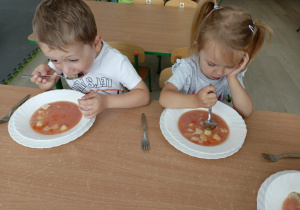 Dzieci samodzielnie spożywają obiad.