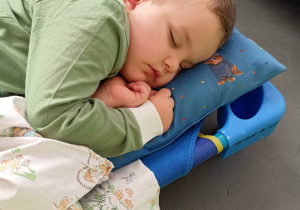 Dziecko śpiące na leżaku.