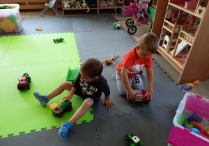 Dzieci podczas zabawy na dywanie.