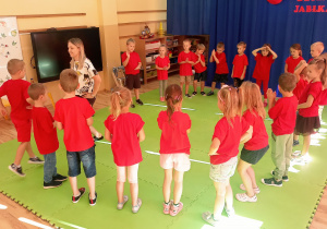 Przedszkolaki uczestniczą w zabawie tanecznej do muzyki.