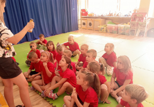 Dzieci obserwują różnice między sokiem klarownym, a tłoczonym.