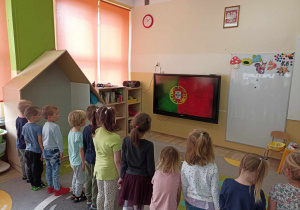 Dzieci słuchają hymnu Portugalii.