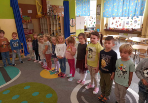 Dzieci stoją ,,na baczność" podczas słuchania hymnu.