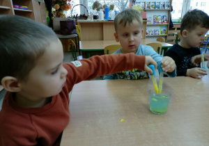 Dzieci same eksperymentują z kolorami.