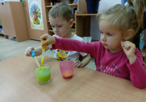 Dzieci same eksperymentują z kolorami.