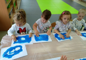 Dzieci podczas pracy sensoryczno- plastycznej "Nasze morze".