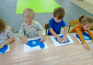 Dzieci podczas pracy sensoryczno- plastycznej "Nasze morze".