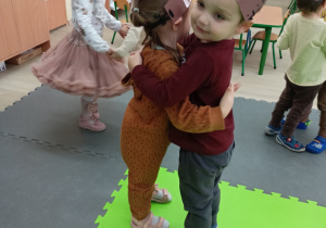 Para dzieci przytula się w tańcu