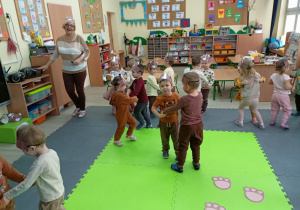 Dzieci podczas tańca przy piosence "Misie dwa..."