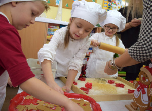 "Zapachniało piernikami..., zapachniało już Świętami" - warsztaty w grupie VI z udziałem Rodziców