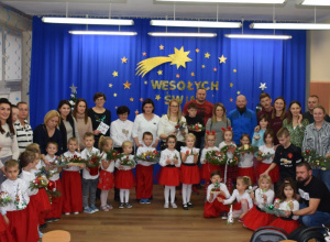 Świąteczny stroik – kreatywne warsztaty rodzinne w grupie V