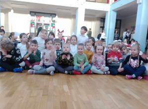 Zaproszenie od szkolnych przyjaciół na przedstawienie: ,,Bóg się rodzi.." GRUPA IV