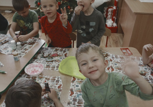 Dobre humory dopisują dzieci podczas dekorowania świątecznych pierniczków.