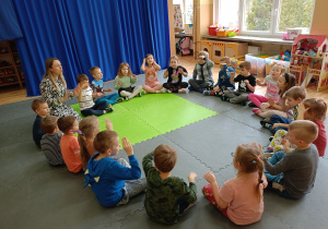 Dzieci inscenizują gestem słowa piosenki.