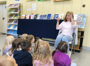 Wycieczka do Biblioteki Pedagogicznej na zajęcia, pt. "Zdrowe zęby to podstawa!"- grupa III