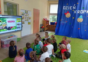 Dzieci oglądają Film edukacyjny "Kropka"