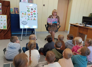 Grupa III na wycieczce w Bibliotece Pedagogicznej na zajęcia edukacyjne "Z Kicią Kocią u dentysty"