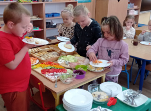 PYSZNIE I ZDROWO - śniadanie w formie " stołu szwedzkiego" - gr. IV