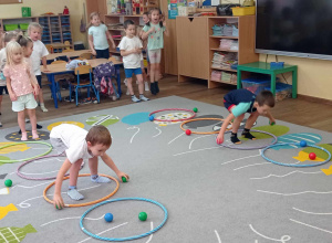 Zajęcia ruchowe realizowane w ramach Projektu "Akademia kompetencji - wsparcie edukacji przedszkolnej w gminie Łask"- grudzień gr. IV