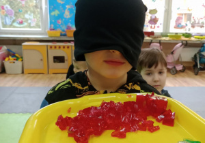 dziecko rozwija zmysł węchu