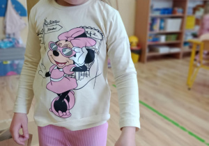 dziecko rozwija zmysł dotyku i wzroku