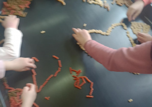 układamy obrazki z makaronu