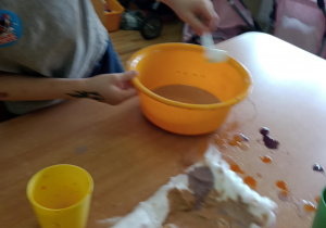 farbujemy mleko i watę