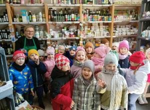 Maluchy z wizytą w „Zdrowiu na wagę”-sklepie ze zdrową żywnością gr. II
