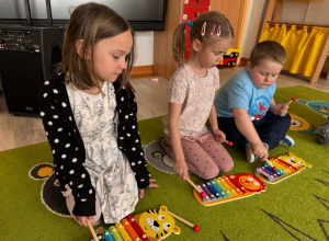 Zabawy rytmiczno - muzyczne w gr. III - realizacja projektu unijnego "Akademia kompetencji - wsparcie edukacji przedszkolnej w gminie Łask"