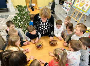 Wycieczka do Biblioteki Pedagogicznej w Łasku na warsztaty "Wielkanocne tradycje w Polsce i na świecie" (grupa IV)