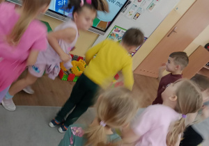 kręcimy kołem i pokazujemy co nam wskaże wskazówka