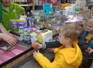 Idziemy kupować produkty ekologiczne"- realizacja programu PSSE ,,Skąd sie biora produkty ekologiczne? Grupa V