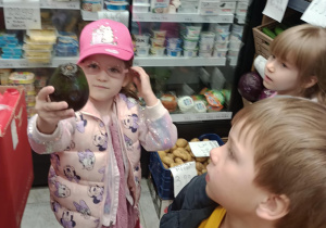 starannie segregujemy produkty i dokonujemy wyboru