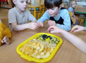 ZDROWO SIE ODŻYWIAMY- realizacja projektu PSSE ,,Skąd sie biora produkty ekologiczne Grupa V