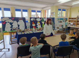 Wizyta przedszkolaków z grupy V w bibliotece szkolnej