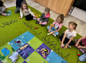 Zabawy rytmiczno - muzyczne w gr. III - realizacja projektu unijnego "Akademia kompetencji - wsparcie edukacji przedszkolnej w gminie Łask"