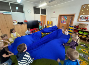 Zabawy teatralno - integracyjne w gr. III - realizacja projektu unijnego "Akademia kompetencji - wsparcie edukacji przedszkolnej w gminie Łask"