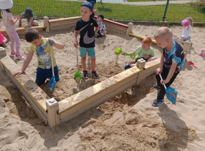 ,,Sensorycznie-fantastycznie"- zabawy w piasku i z piaskiem Grupa V