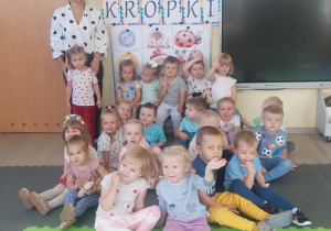Grupa dzieci z wychowawczynią