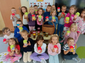 Lato zamknięte w słoikach- zajęcia inspirowane wierszem "W spiżarni" M. Kownackiej - grupa IV