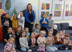 "Spotkanie z bajką" w Bibliotece Publicznej w Łasku - gr.V