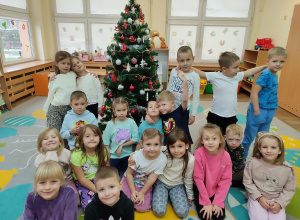 Coraz bliżej Święta... Ubieramy choinkę grupa IV