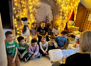 Czytanie w zimowo - świątecznej scenerii.