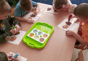 dzieci ozdabiają pierniczki