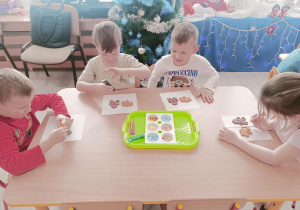 dzieci ozdabiają pierniczki