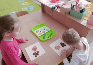 dzieci ozdabiają pierniczki