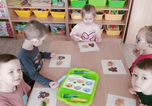 dzieci ozdabiają pierniczki